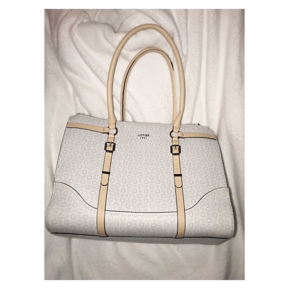 Beautiful Guess purse - Picture 1 of 4